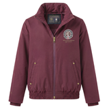 Holland Cooper Chiltern Team Waterproof Jacket Variant Colour Mulberry.
A maroon zip-up jacket with a stand-up collar, elastic cuffs and hem, featuring a circular crest on the left chest and gold snap details on the pockets.