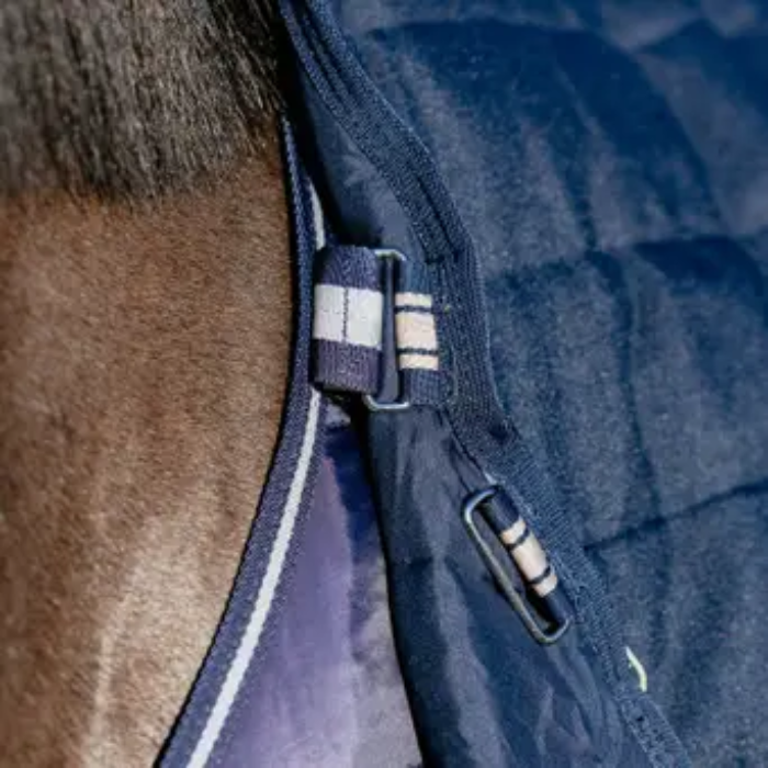 LeMieux AW26 Rug Liner 100g Variant Colour Navy. A close up of a navy horse rug showing fastners.  