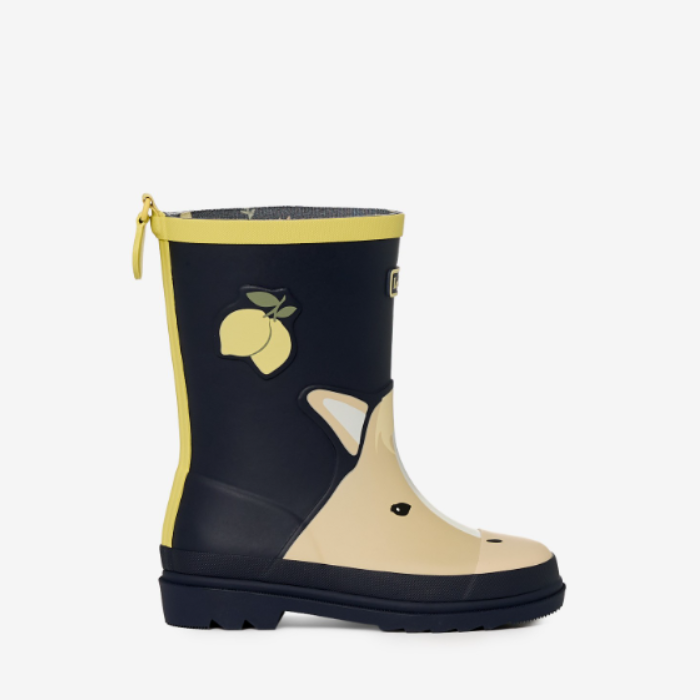 LeMieux AW26 Splash Welly Varient Lemon. A single children's rain boot, featuring a black body, a beige horse face graphic on the toe, and a yellow strp at the back. 