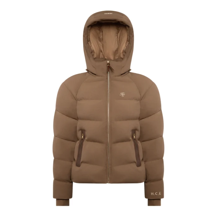 Holland Cooper Chiltern Yard Jacket Variant Chestnut. A brown hooded puffer jacket with horizontal quilting, a front zipper, and zippered hand pockets, shown on a plain white background.
