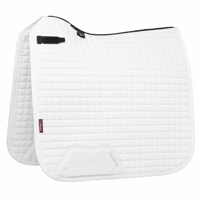 Lemieux Cotton Dressage Square Variant Colour White.
A white quilted equestrian saddle pad with a black piping and black strap.