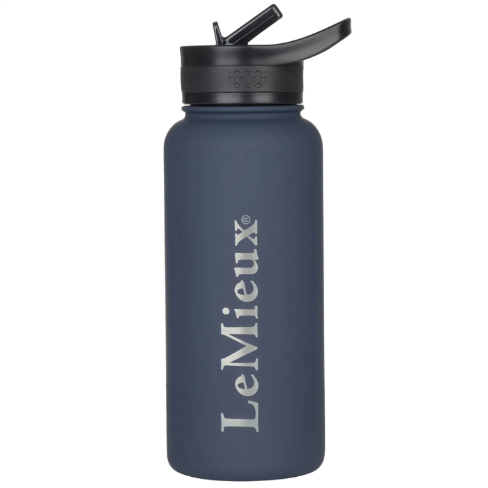 LeMieux AW26 Drinks Bottle Varient Navy. Navy drinks bottle with LeMieux branding and a black lid on a white bakground.